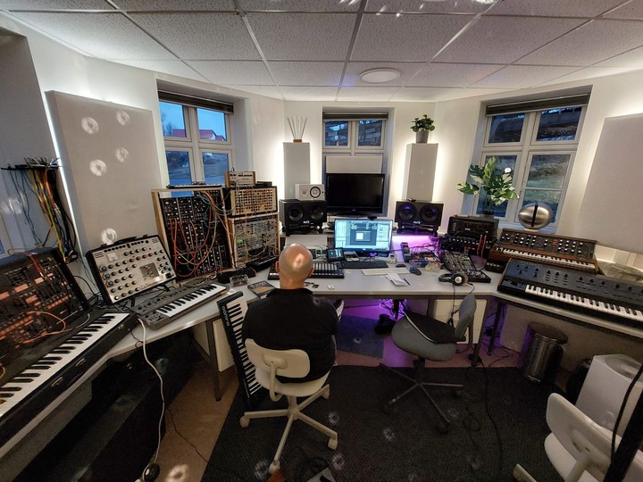 Jim in Kurt Uenalas Studio in Iceland